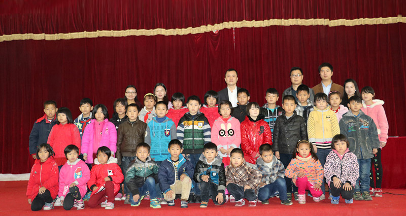人人安康公益助學(xué)攜手李銳、應(yīng)采兒赴湘西龍山茅坪小學(xué)，與孩子一起歡度「六一」.jpg